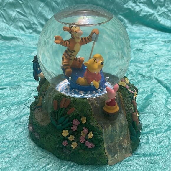 - Vintage Winnie the Pooh Springtime SnowGlobe - Picture 6 of 8